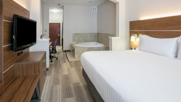 Holiday Inn Express & Suites Dallas – Grand Prairie I-20 By IHG