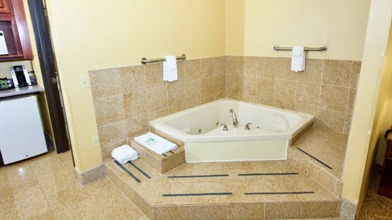 Holiday Inn Express & Suites St. Louis West – Fenton By IHG