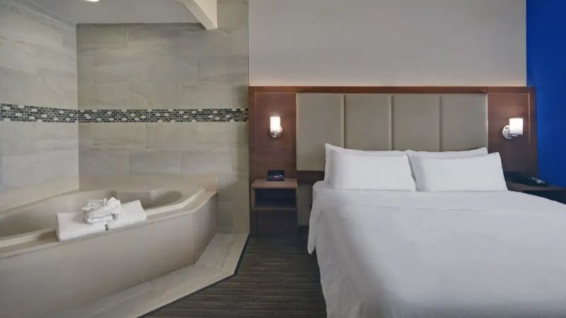 Holiday Inn Express Marshall, an IHG Hotel, room with private jacuzzi, photo 4