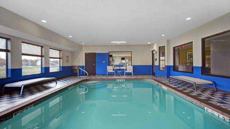Holiday Inn Express Marshall, an IHG Hotel, room with private jacuzzi, photo 6