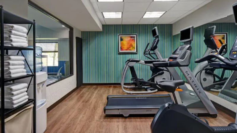 Holiday Inn Express Marshall, an IHG Hotel, room with private jacuzzi, photo 7