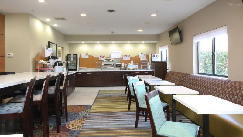 Holiday Inn Express Marshall, an IHG Hotel, room with private jacuzzi, photo 8