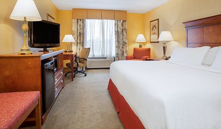 Holiday Inn Express & Suites Bloomington, an IHG Hotel, photo 3