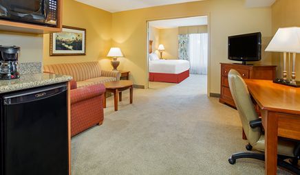Holiday Inn Express & Suites Bloomington, an IHG Hotel, photo 4