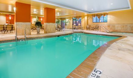 Holiday Inn Express & Suites Bloomington, an IHG Hotel, photo 8