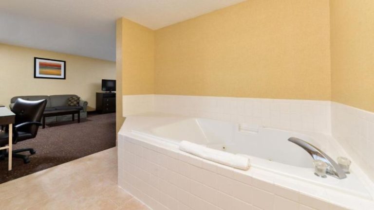 Holiday Inn Express and Suites Charlotte