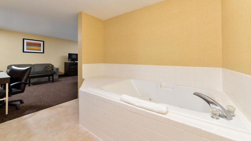 Holiday Inn Express and Suites Charlotte