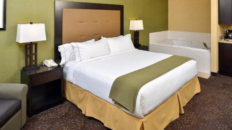 Holiday Inn Express and Suites Charlotte