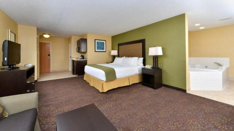 Holiday Inn Express and Suites Charlotte
