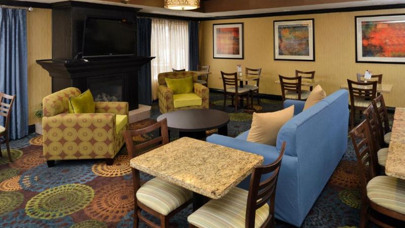 Holiday Inn Express and Suites Charlotte, room with private jacuzzi, photo 8