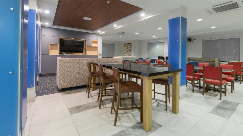 Holiday Inn Express & Suites Eugene Downtown – University, an IHG Hotel, room with private jacuzzi, photo 7