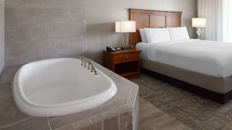 Holiday Inn Resort Lake George – Adirondack Area, an IHG Hotel