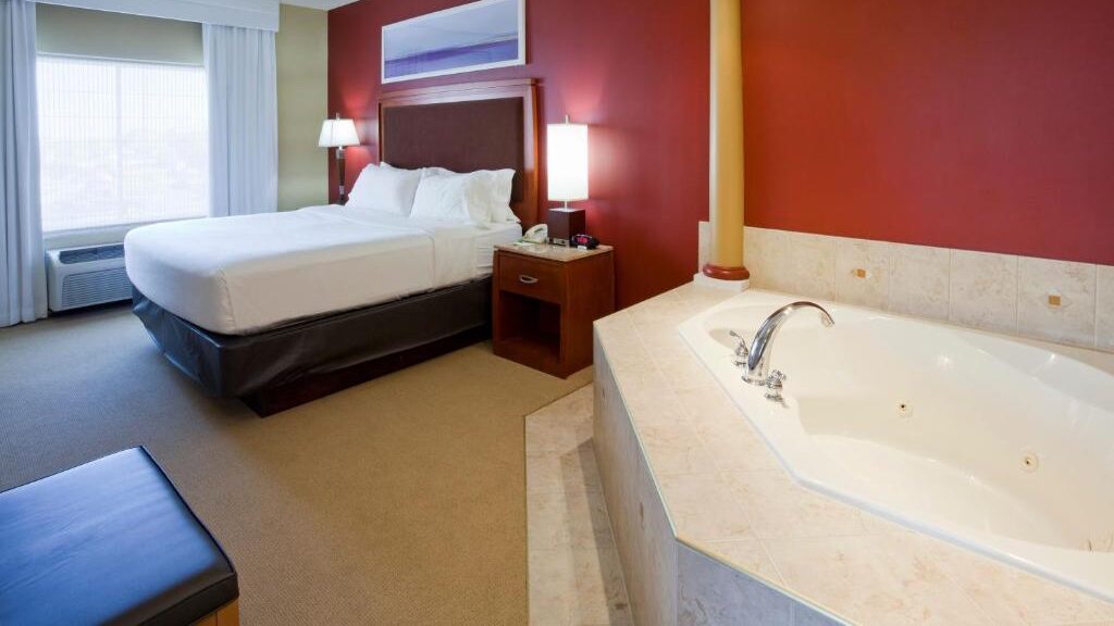 Holiday Inn & Suites Maple Grove NW Mpls-Arbor Lks