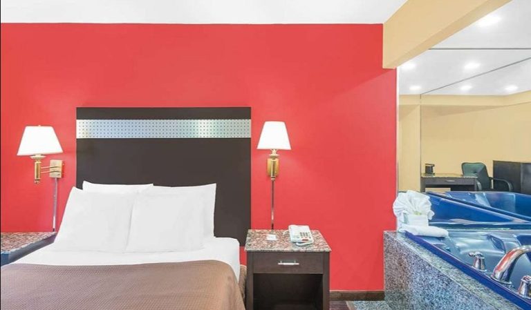 Howard Johnson by Wyndham North Bergen
