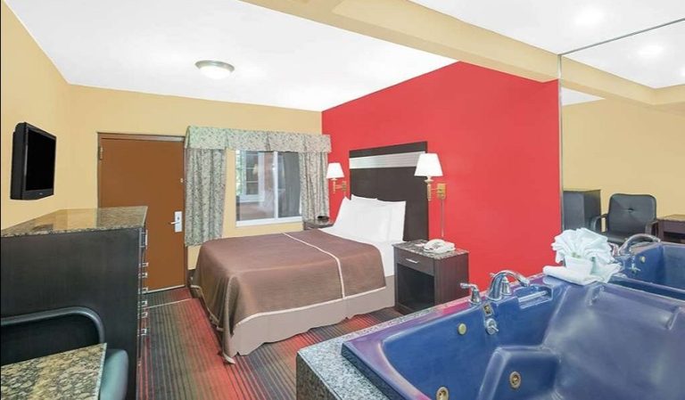 Howard Johnson by Wyndham North Bergen