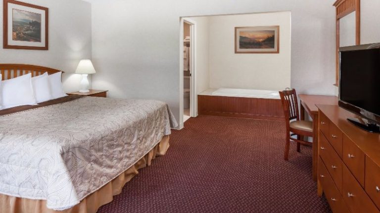 Howard Johnson by Wyndham Traverse City