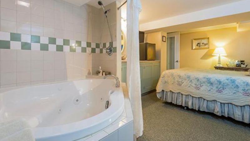 Kingsley House 1 - jacuzzi hotel room