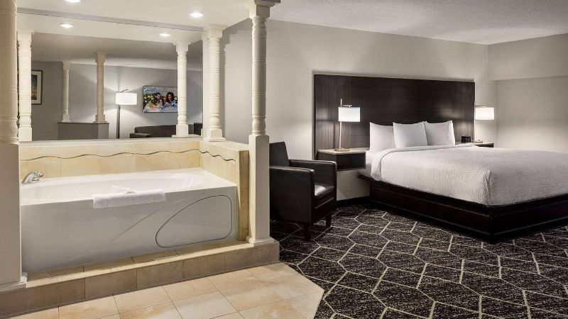 La Quinta Inn & Suites by Wyndham Lake George