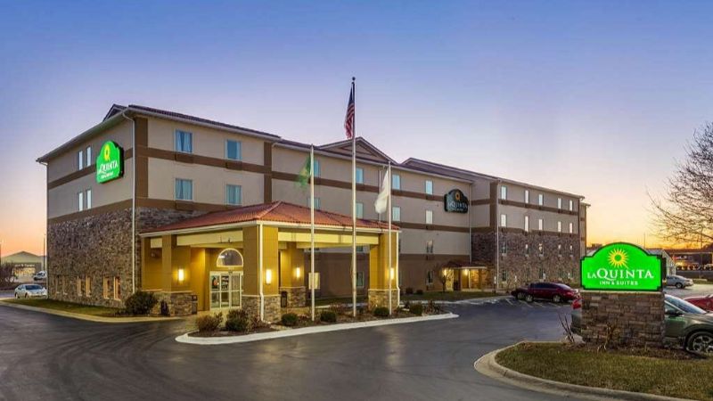 La Quinta Inn & Suites by Wyndham Rockford, room with private jacuzzi, photo 5