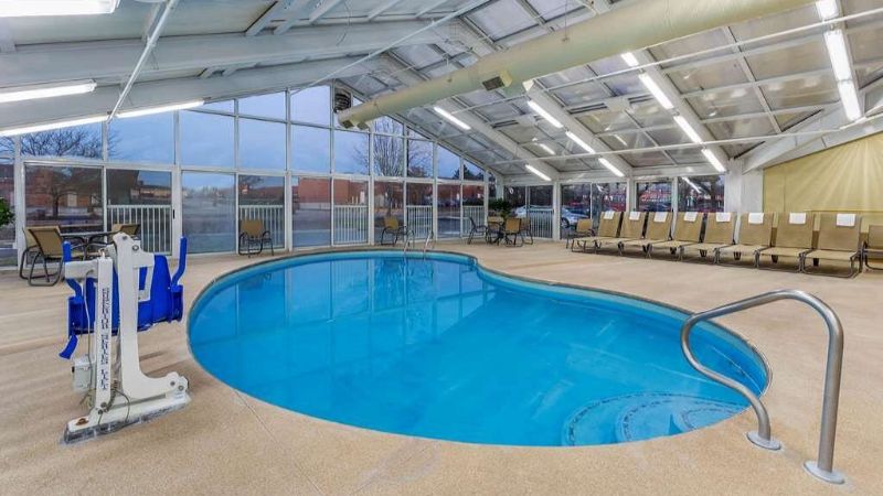 La Quinta Inn & Suites by Wyndham Rockford, room with private jacuzzi, photo 6