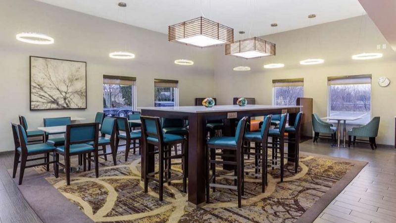 La Quinta Inn & Suites by Wyndham Rockford, room with private jacuzzi, photo 8