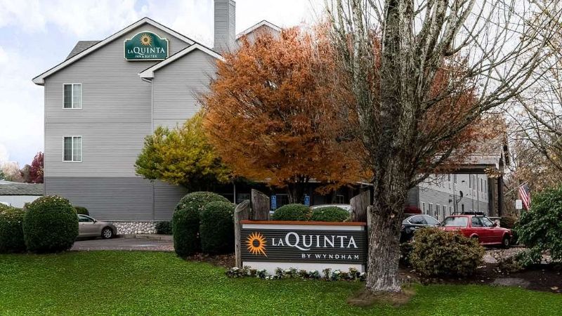 La Quinta Inn & Suites by Wyndham Eugene, room with private jacuzzi, photo 6
