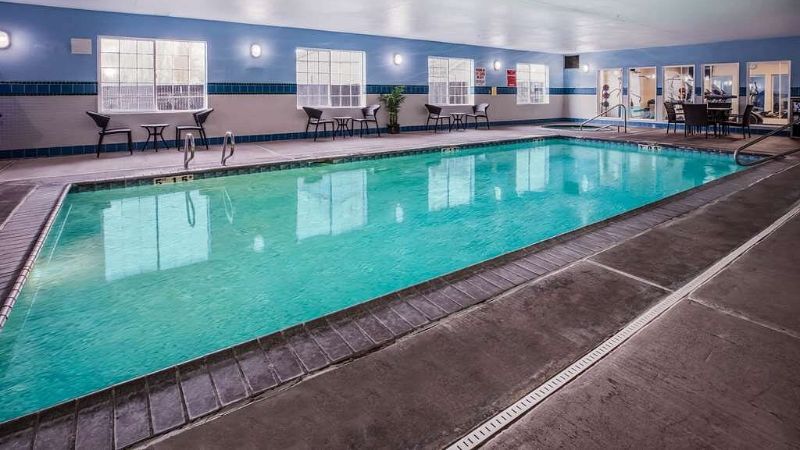 La Quinta Inn & Suites by Wyndham Eugene, room with private jacuzzi, photo 7