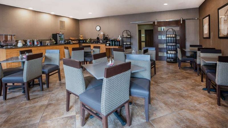 La Quinta Inn & Suites by Wyndham Eugene, room with private jacuzzi, photo 8