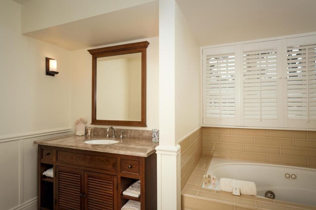 Lighthouse Lodge & Cottages, room with private jacuzzi, photo 2