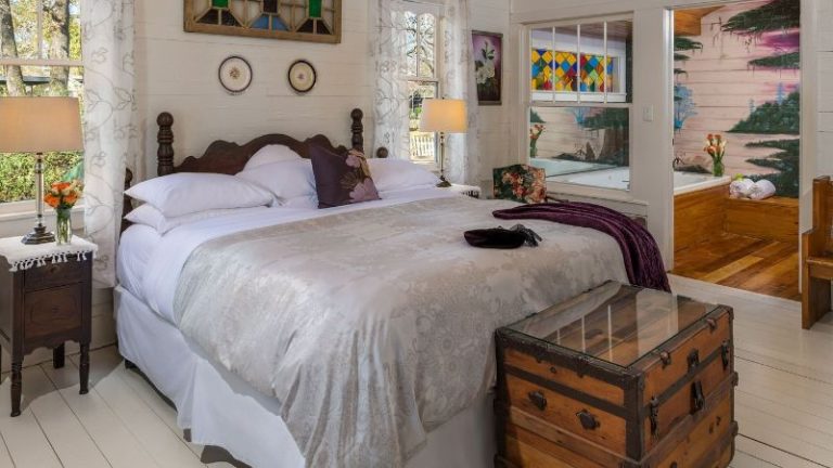 Maison D’Memoire Bed & Breakfast Cottages, Rayne, Louisiana