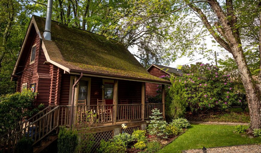 Mountainaire Inn and Log Cabins, room with private jacuzzi, photo 7