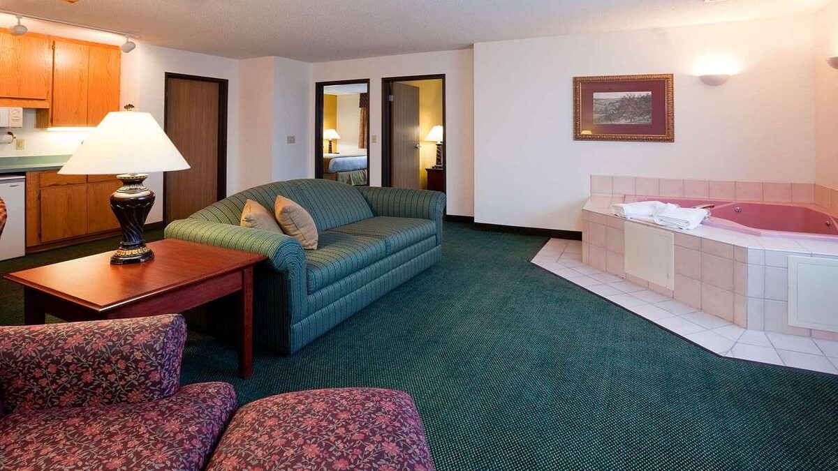 Hotel In St. Paul, MN With Jacuzzi Suites – LivINN Hotel