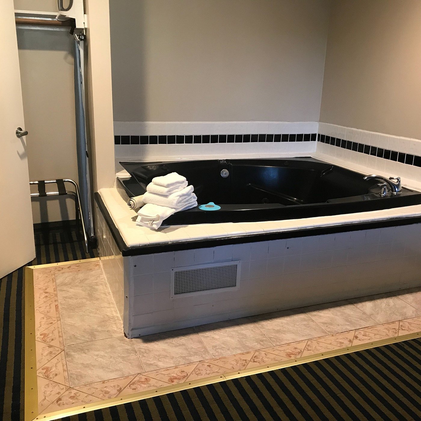 Ocean Pacific Lodge, room with private jacuzzi, photo 1