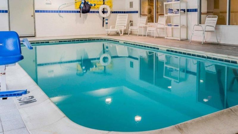 Quality Inn I-94 Near Wings Stadium, room with private jacuzzi, photo 6