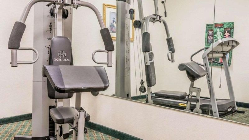 Quality Inn I-94 Near Wings Stadium, room with private jacuzzi, photo 7