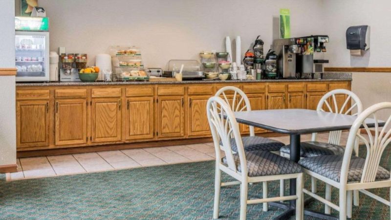 Quality Inn I-94 Near Wings Stadium, room with private jacuzzi, photo 8