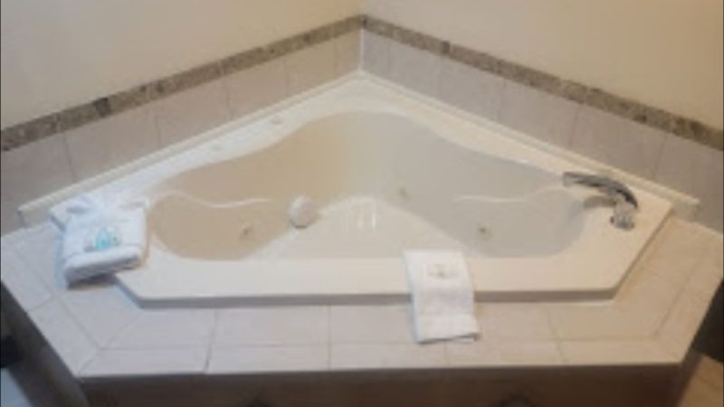 Quality Inn & Suites Boone – University Area, room with private jacuzzi, photo 7