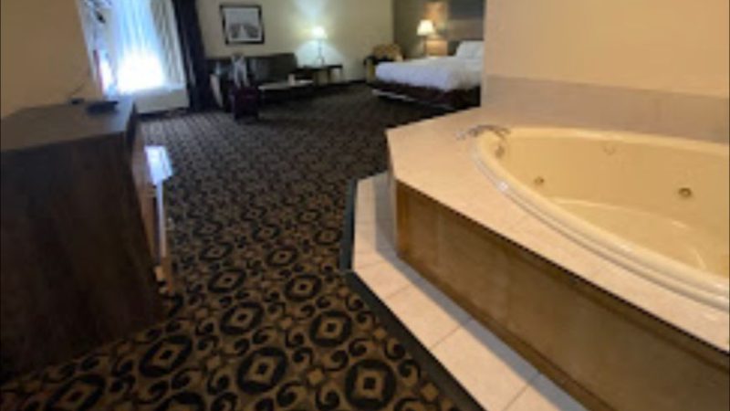 Quality Inn & Suites Boone – University Area, room with private jacuzzi, photo 6