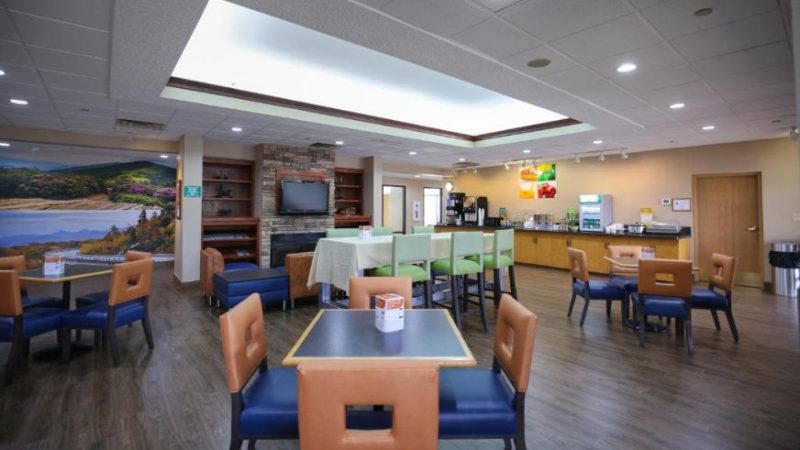 Quality Inn & Suites Boone – University Area, room with private jacuzzi, photo 4