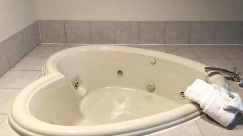 Quality Inn & Suites Boone – University Area, room with private jacuzzi, photo 1