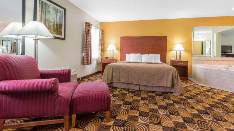 Quality Inn Sycamore – DeKalb, room with private jacuzzi, photo 3