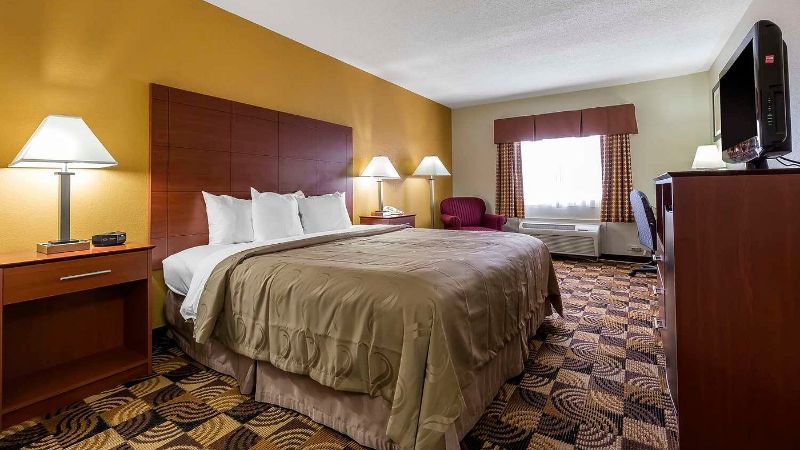 Quality Inn Sycamore – DeKalb, room with private jacuzzi, photo 4