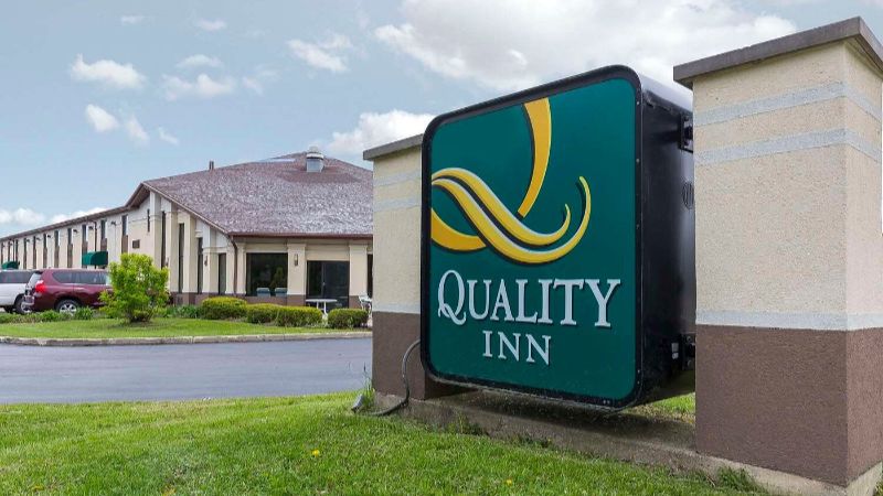 Quality Inn Sycamore – DeKalb, room with private jacuzzi, photo 5