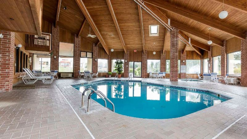 Quality Inn Sycamore – DeKalb, room with private jacuzzi, photo 6