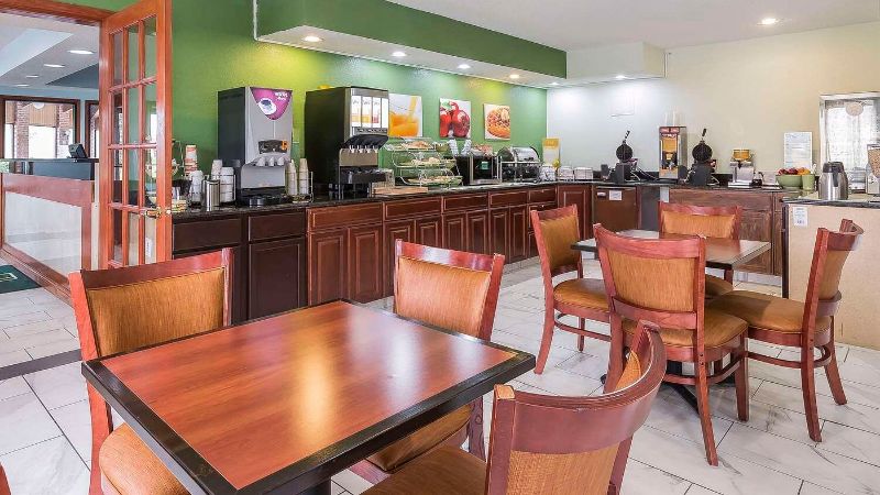 Quality Inn Sycamore – DeKalb, room with private jacuzzi, photo 8