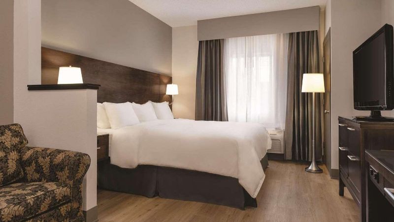 Radisson Hotel & Conference Center Rockford, room with private jacuzzi, photo 2