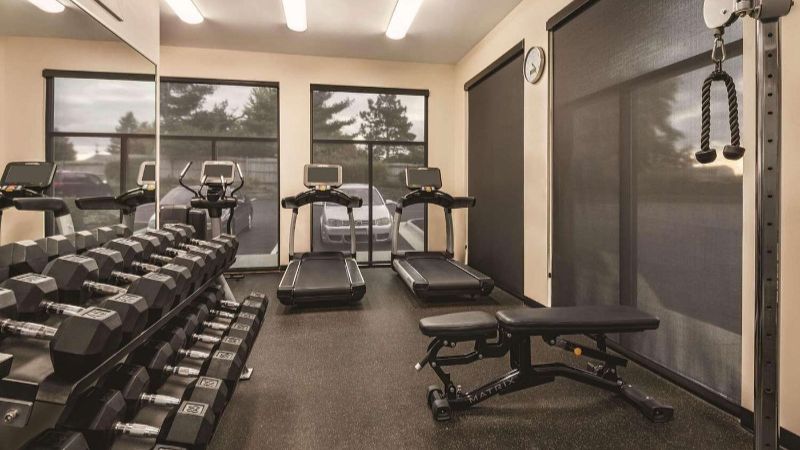 Radisson Hotel & Conference Center Rockford, room with private jacuzzi, photo 6
