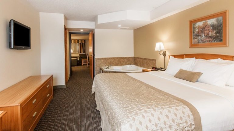 Ramada by Wyndham Sioux Falls Airport – Waterpark Resort & Event Center