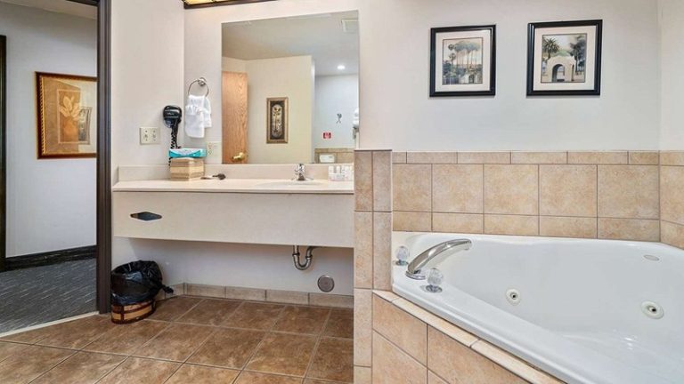 Ramada by Wyndham Sioux Falls Airport – Waterpark Resort & Event Center