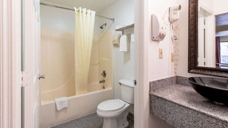 Quality Inn and Suites Dickson